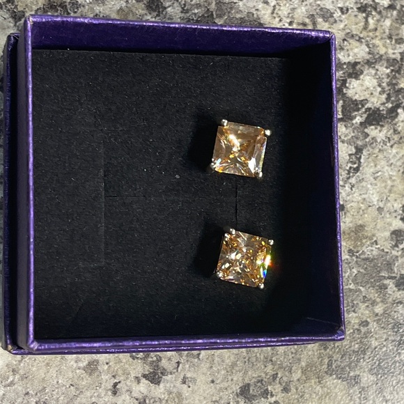 Elegant Gold Stud princess cut morganite 

Beautiful 
Worn once - Picture 14 of 16